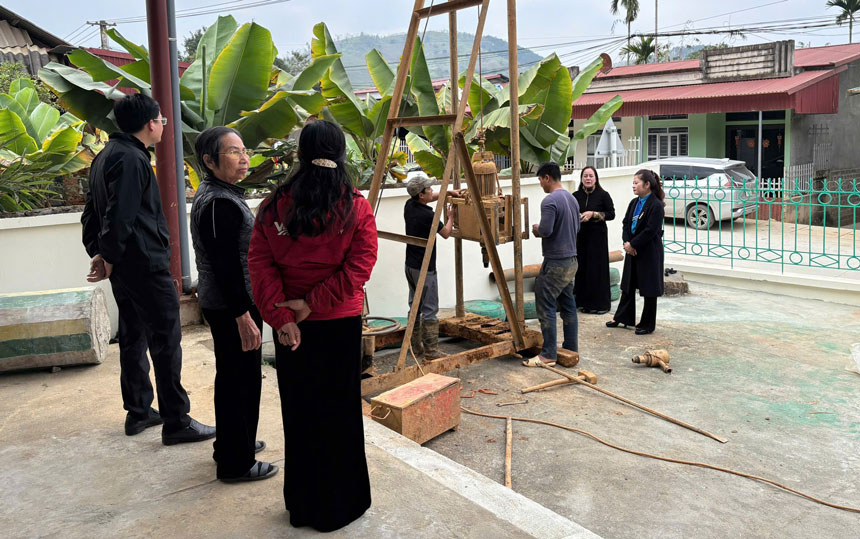 Người dân Noong Khoang đón “dòng nước nghĩa tình” từ công đoàn và doanh nghiệp. Ảnh: Bảo Nguyên