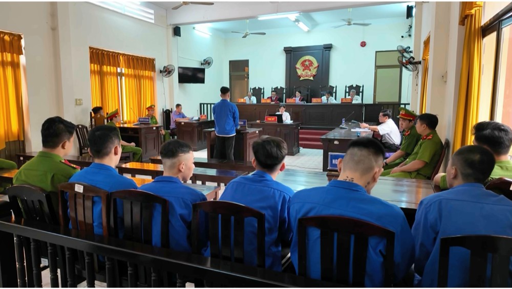 2 groups clashed, causing one person to be seriously injured, causing 51% health damage.