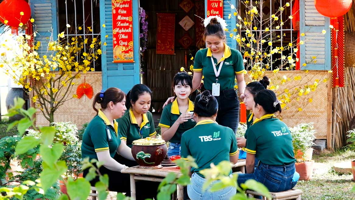 Lefaso Company workers enthusiastically visit the Tet miniature landscape decorated on the company premises.