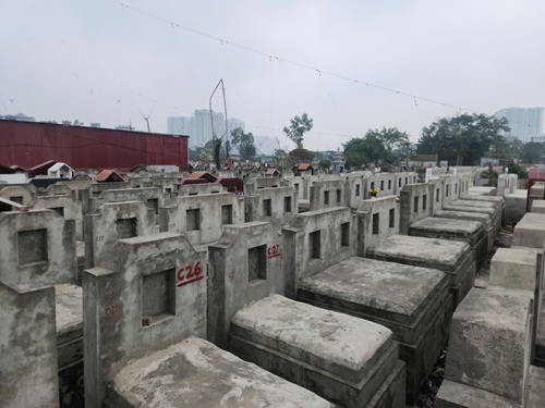 Hàng trăm ngôi mộ chờ, không có hài cốt tại nghĩa trang Triều Khúc, Hà Nội. Ảnh: Minh Hạnh 