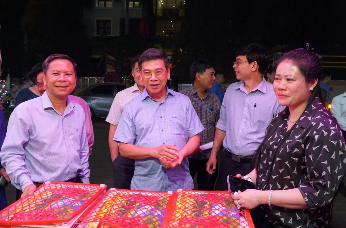 Phó Chủ tịch UBND Nguyễn Văn Dũng tham quan, kiểm tra hàng Tết tại chợ đầu mối Thủ Đức. Ảnh: Lê Chân