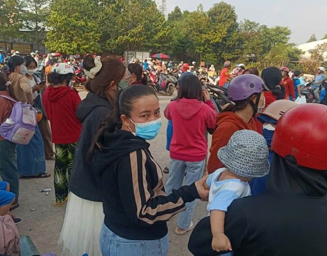 Phụ huynh học sinh tiếp tục đề nghị nhà trường làm rõ vụ thịt heo đổi màu tuồn vào bếp ăn cho học sinh. Ảnh: Bạn đọc cung cấp