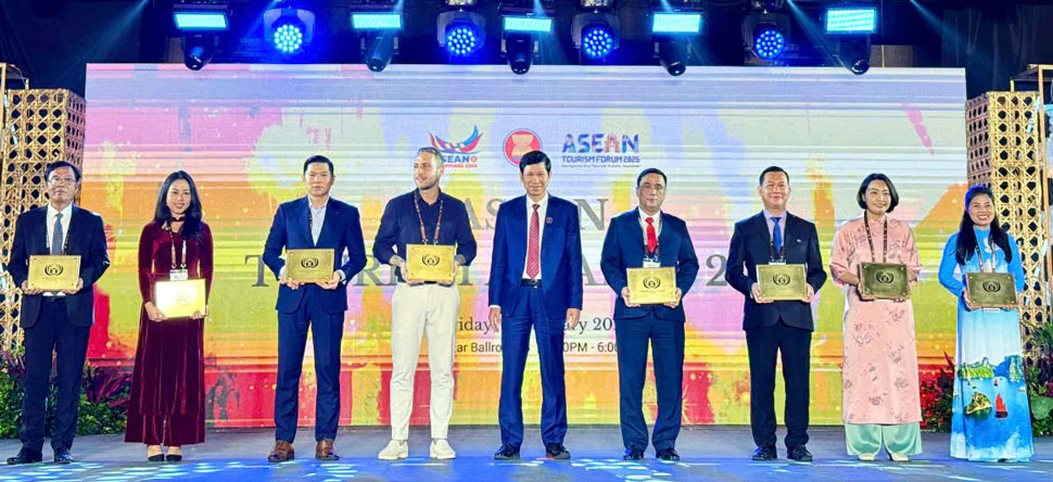 Representative of Quy Nhon coastal city (3rd from right) receives the "ASEAN Clean Tourism Urban 2026" Award. Photo: Department of Culture, Sports and Tourism