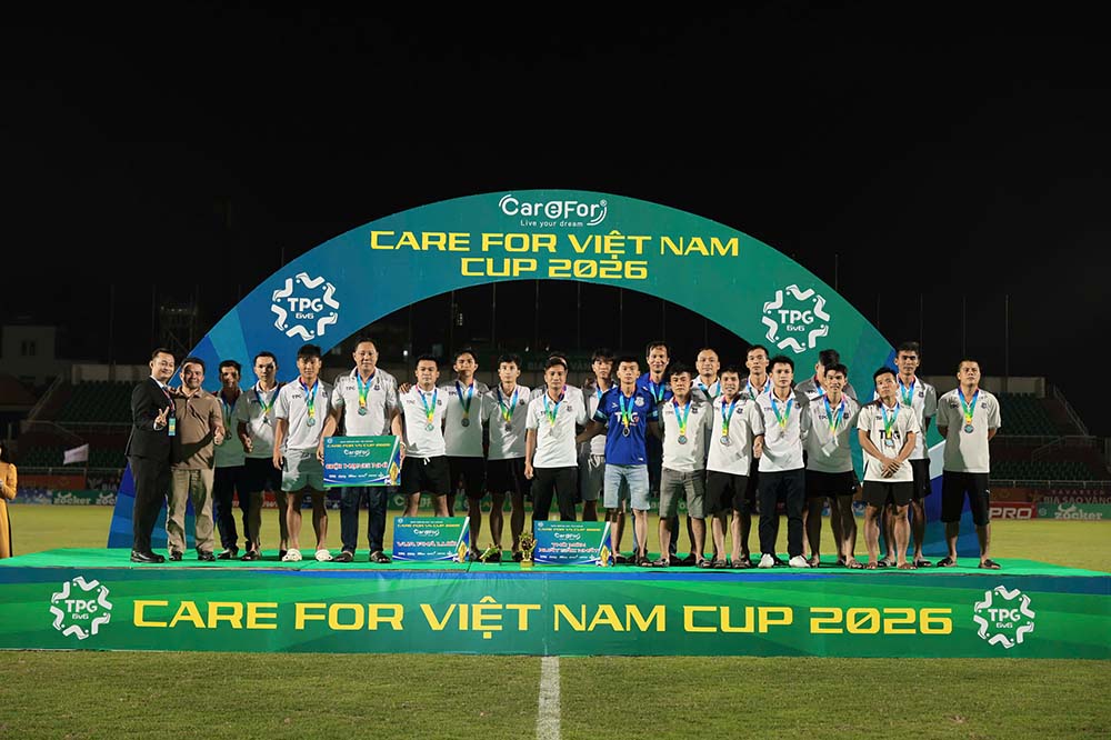 Ta Pha Nghĩa Kỳ nhận huy chương bạc. Ảnh: Tấn Thọ