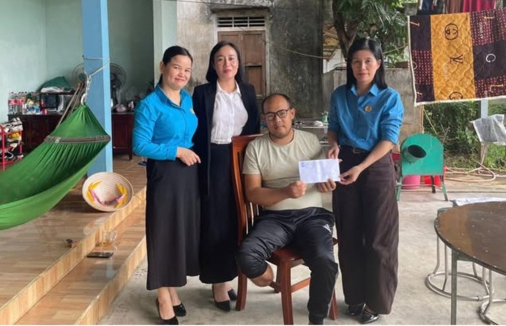 Dong Ha Ward Trade Union visits, encourages and gives gifts to support union member Tran Dinh Sy. Photo: Quang Tri Trade Union