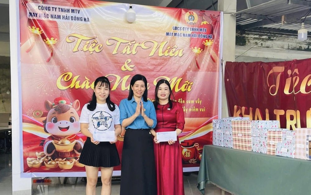 Trade unions give Tet gifts to union members and workers on the occasion of the 2026 Lunar New Year. Photo: Quang Tri Trade Union