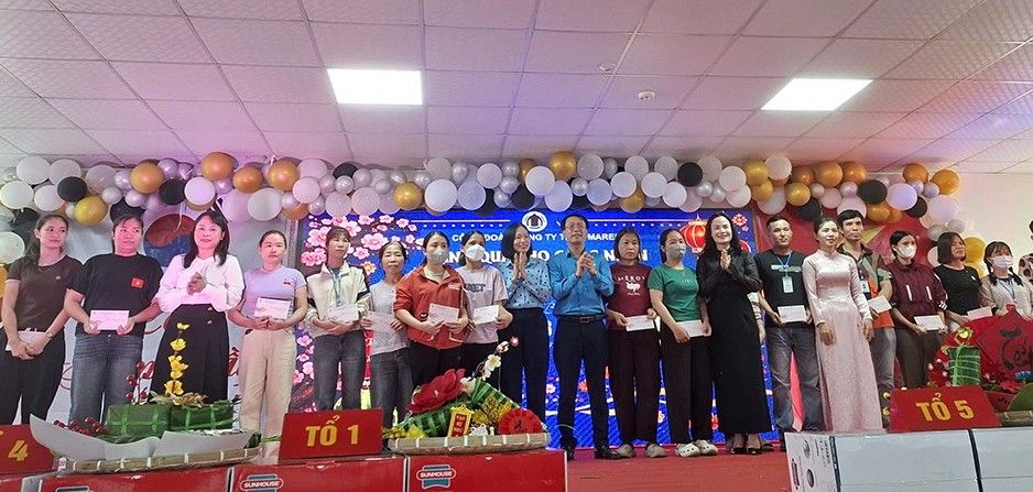 Nghe An Trade Union has presented 45 gifts to workers in difficult circumstances. Photo: Ngoc Anh