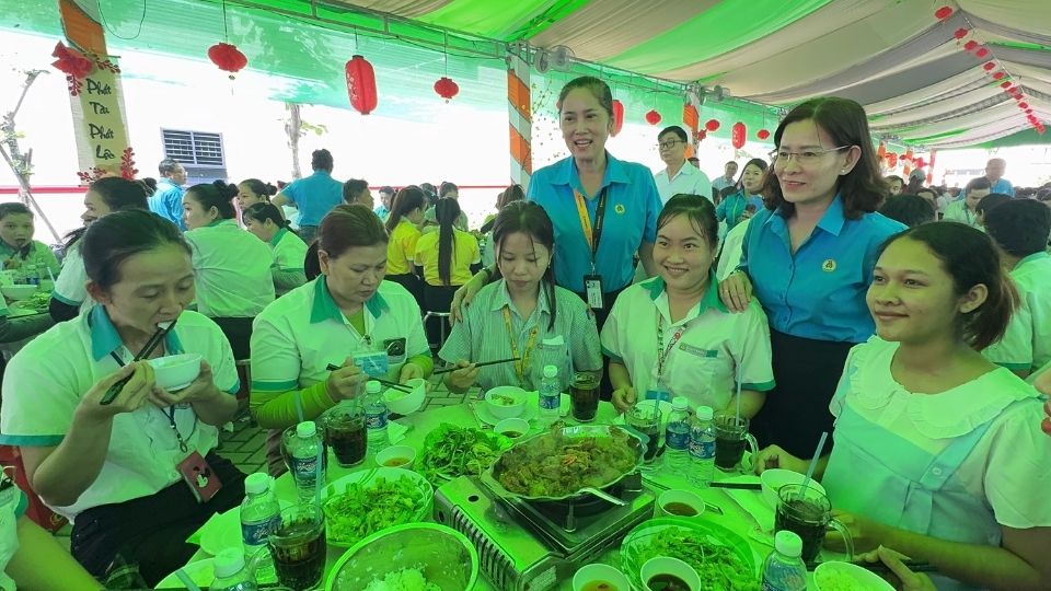 Người lao động quây quần bên mâm cơm tất niên tại doanh nghiệp. Ảnh: Hoàng Lộc