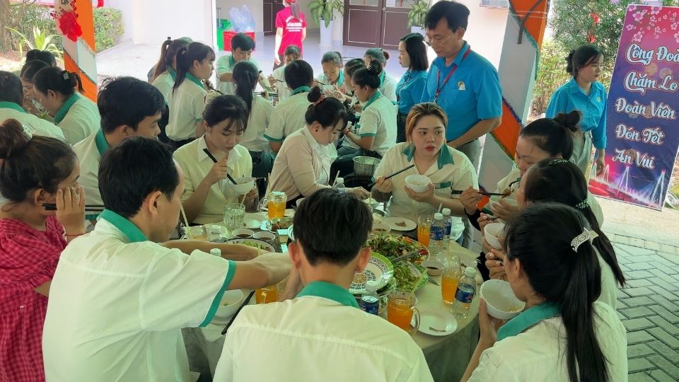 Le dîner de fin d'année du syndicat provincial a attiré environ 2 700 membres du syndicat et travailleurs participants. Photo: Hoàng Lộc