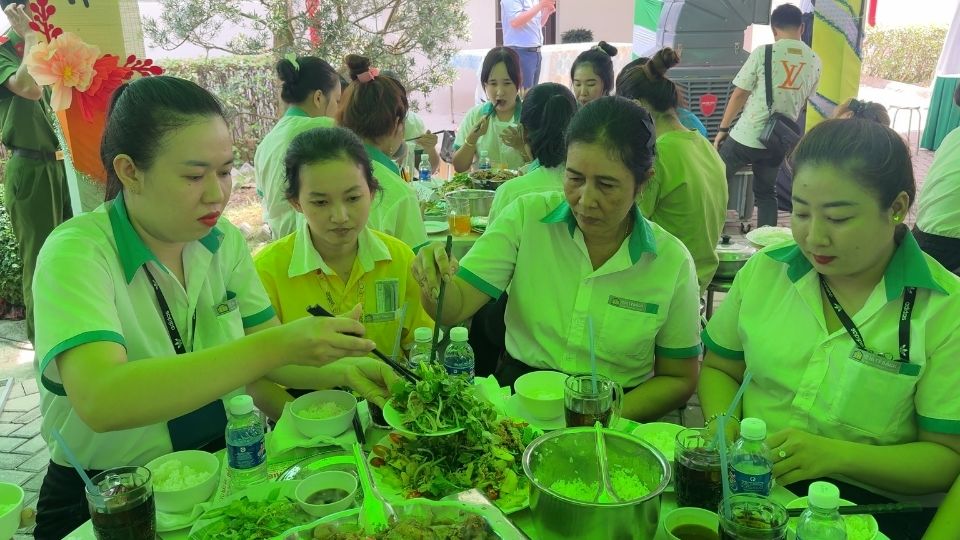 Công nhân vui vẻ, phấn khởi khi tham dự bữa cơm tất niên do Công đoàn tổ chức. Ảnh: Hoàng Lộc