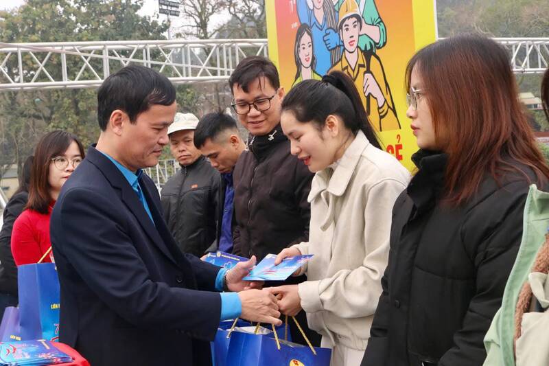Chairman of Tuyen Quang Provincial Labor Federation Trieu Tai Phong presents gifts to union members. Photo: Viet Bac