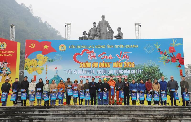 Liên đoàn Lao động Tuyên Quang tặng quà cho đoàn viên có hoàn cảnh khó khăn. Ảnh: Việt Bắc