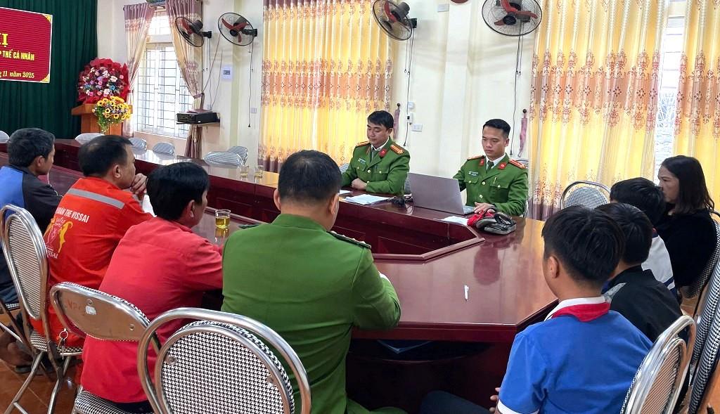 Công an xã Anh Sơn (Nghệ An) phối hợp nhắc nhở, giáo dục 3 em học sinh. Ảnh: Ngọc Anh