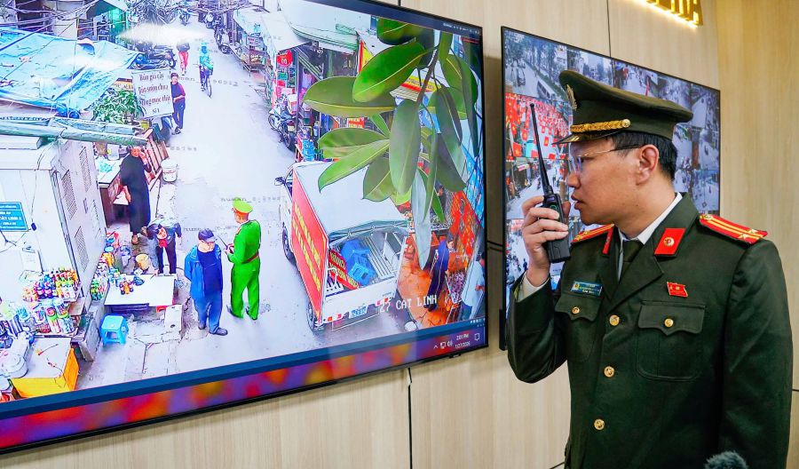 Through monitoring camera surveillance, the Command Center of O Cho Dua Ward Police can quickly detect violations. Photo: To The