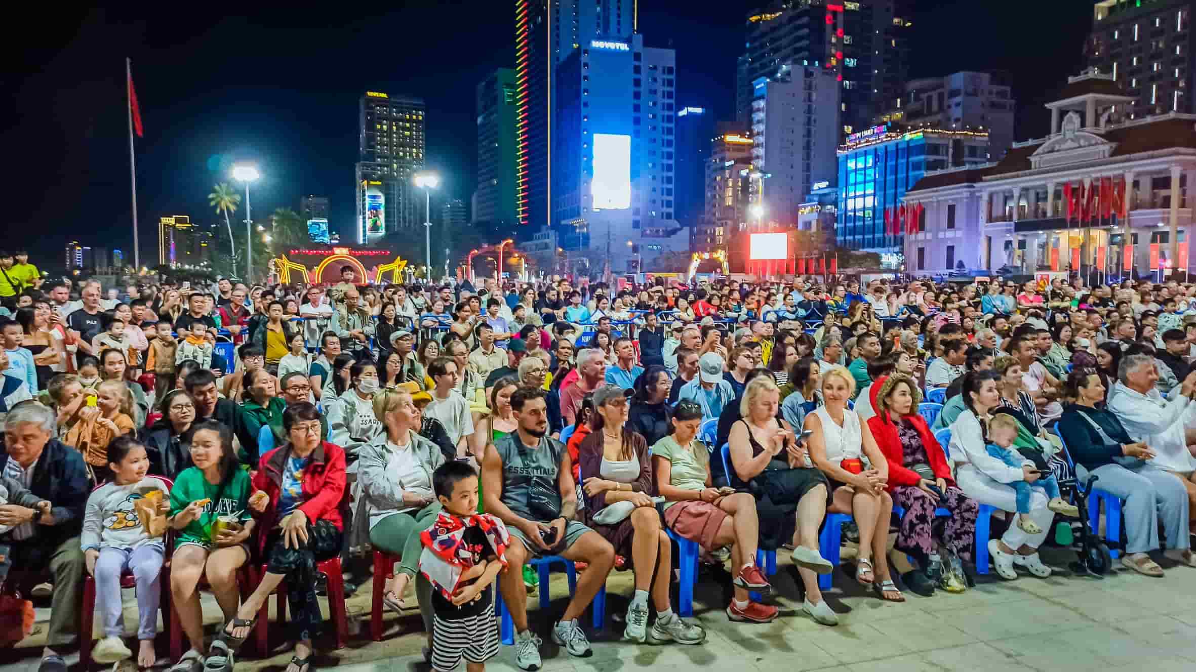 Liên hoan Lân - sư - rồng “Mừng Đảng, mừng xuân Bính Ngọ” thu hút đông đảo người dân, du khách trong và ngoài nước đến xem, cổ vũ. Ảnh: Đức Cường