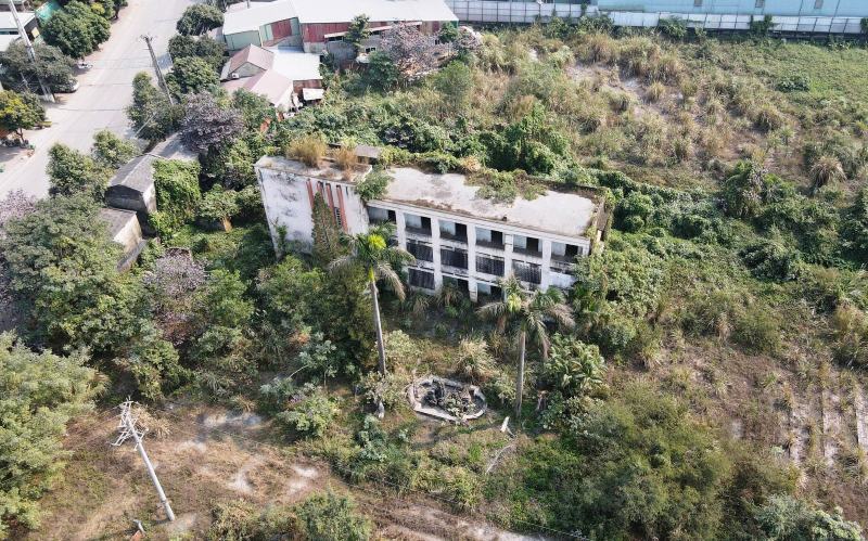 Trải qua nhiều năm bỏ hoang, Nhà máy gạch Ba Lan cũ bị xuống cấp, hư hỏng và đổ nát. Ảnh: Quách Du