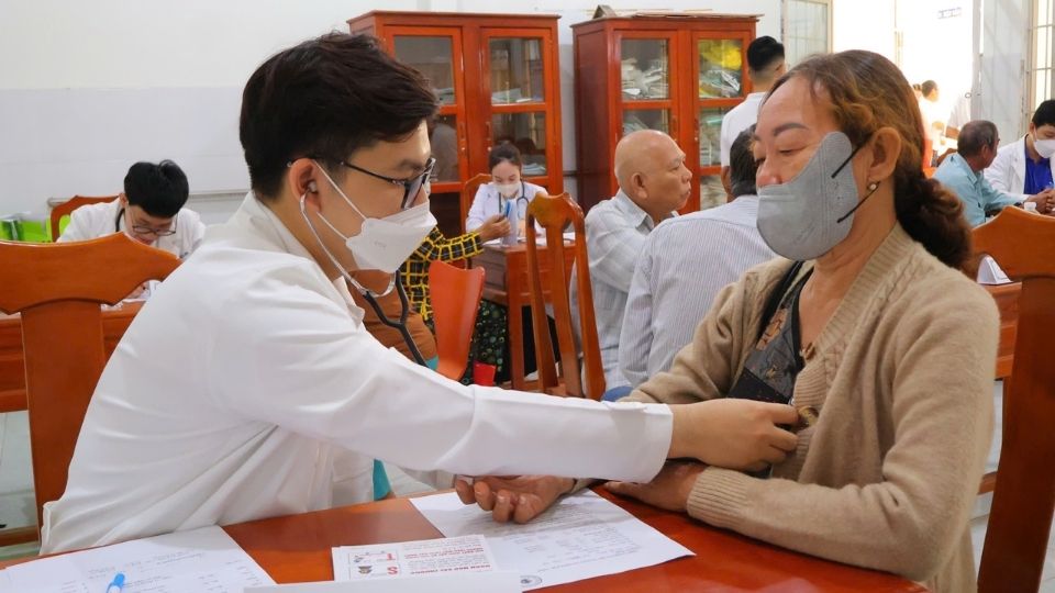 Người dân xã Trung Hiệp vui mừng, phấn khởi khi được bác sĩ Bệnh viện Đa khoa Vĩnh Long thăm khám, tư vấn sức khỏe và nhận quà. Ảnh: Hoàng Lộc