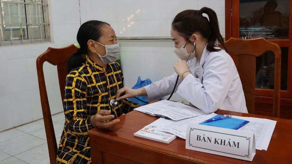 Bác sĩ Bệnh viện Đa khoa Vĩnh Long khám bệnh, tư vấn sức khỏe cho người dân xã Trung Hiệp trong chương trình khám bệnh, cấp thuốc miễn phí. Ảnh: Hoàng Lộc