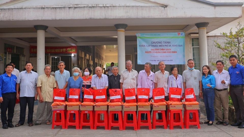 빈롱 종합병원의 쭝히엡사 주민들을 위한 무료 진료, 약품 제공 및 200개의 선물 증정 프로그램. 사진: 호앙록