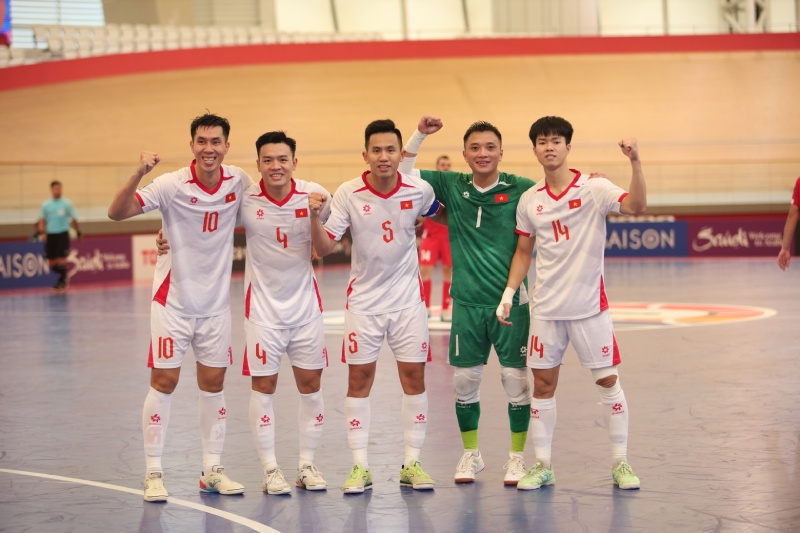 Vietnam and Thailand futsal teams compete for the top spot in the group. Photo: Phan Hong