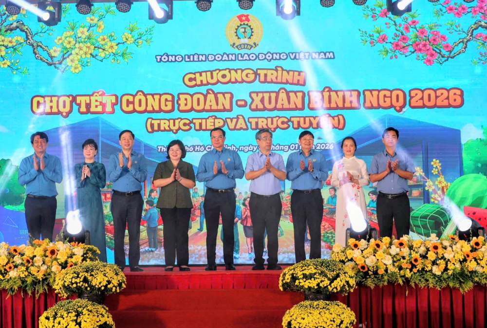 Exciting opening day of Trade Union Tet Market - Spring 2026 in Ho Chi Minh City. Photo: Anh Tu.