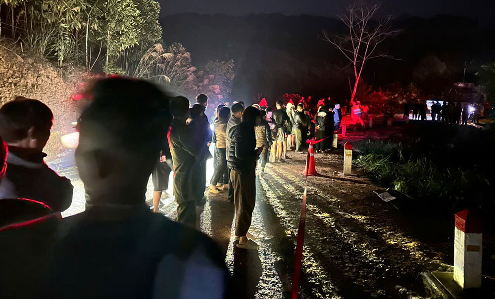 Hiện trường vụ ôtô mất lái lao xuống ta luy khiến 2 người tử vong. Ảnh: Văn Đức 