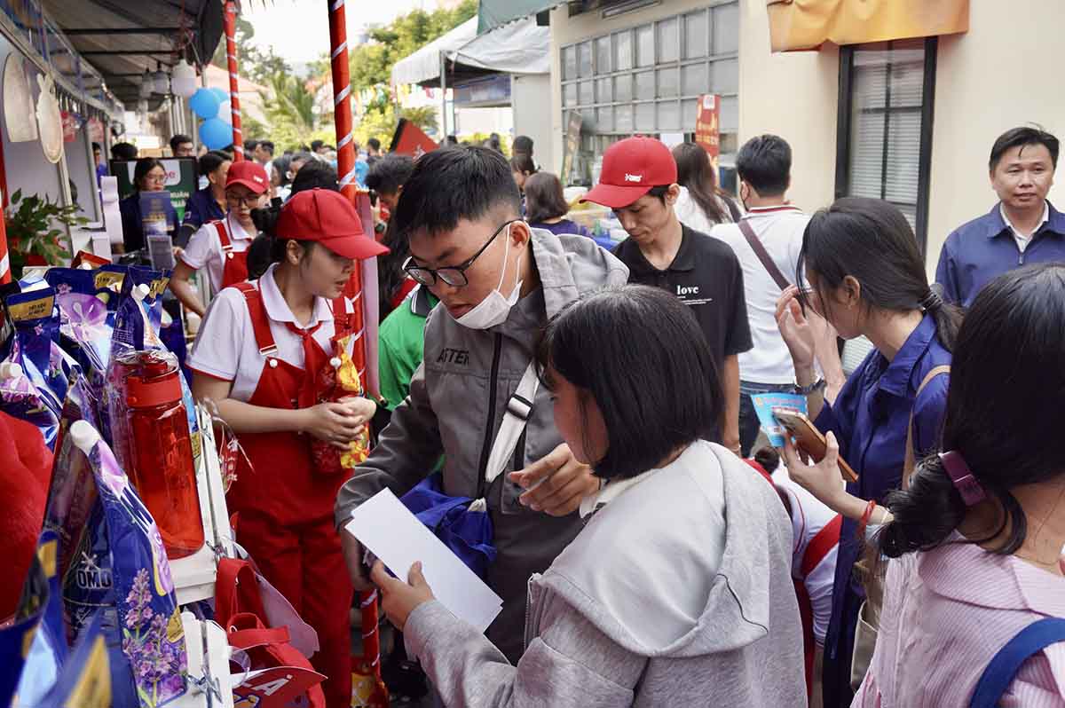Workers excitedly shop with 0 VND vouchers at the Trade Union Tet market. Photo: Nhu Quynh