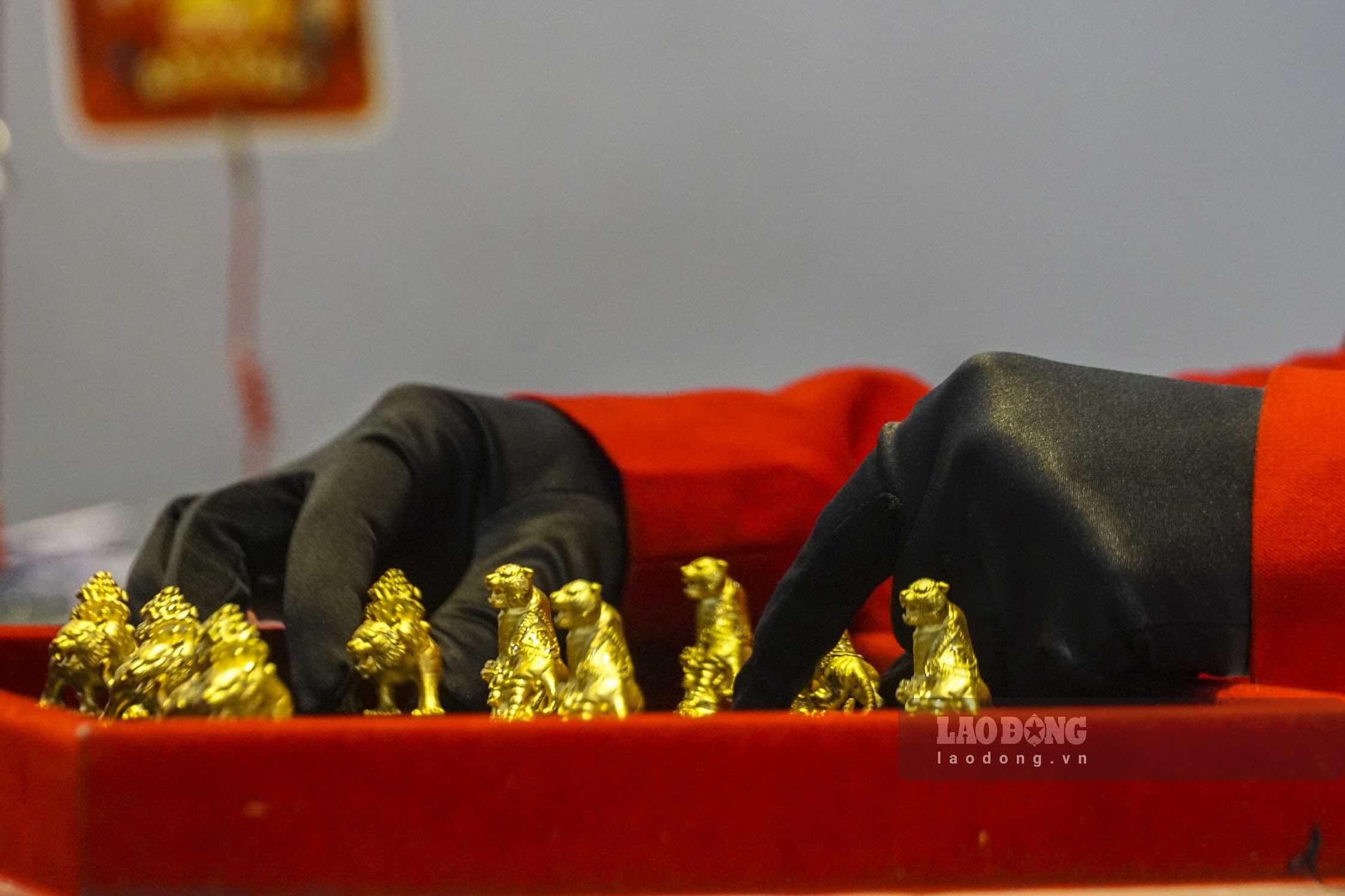 World gold prices have just experienced a week of strong fluctuations. Photo: Phan Anh