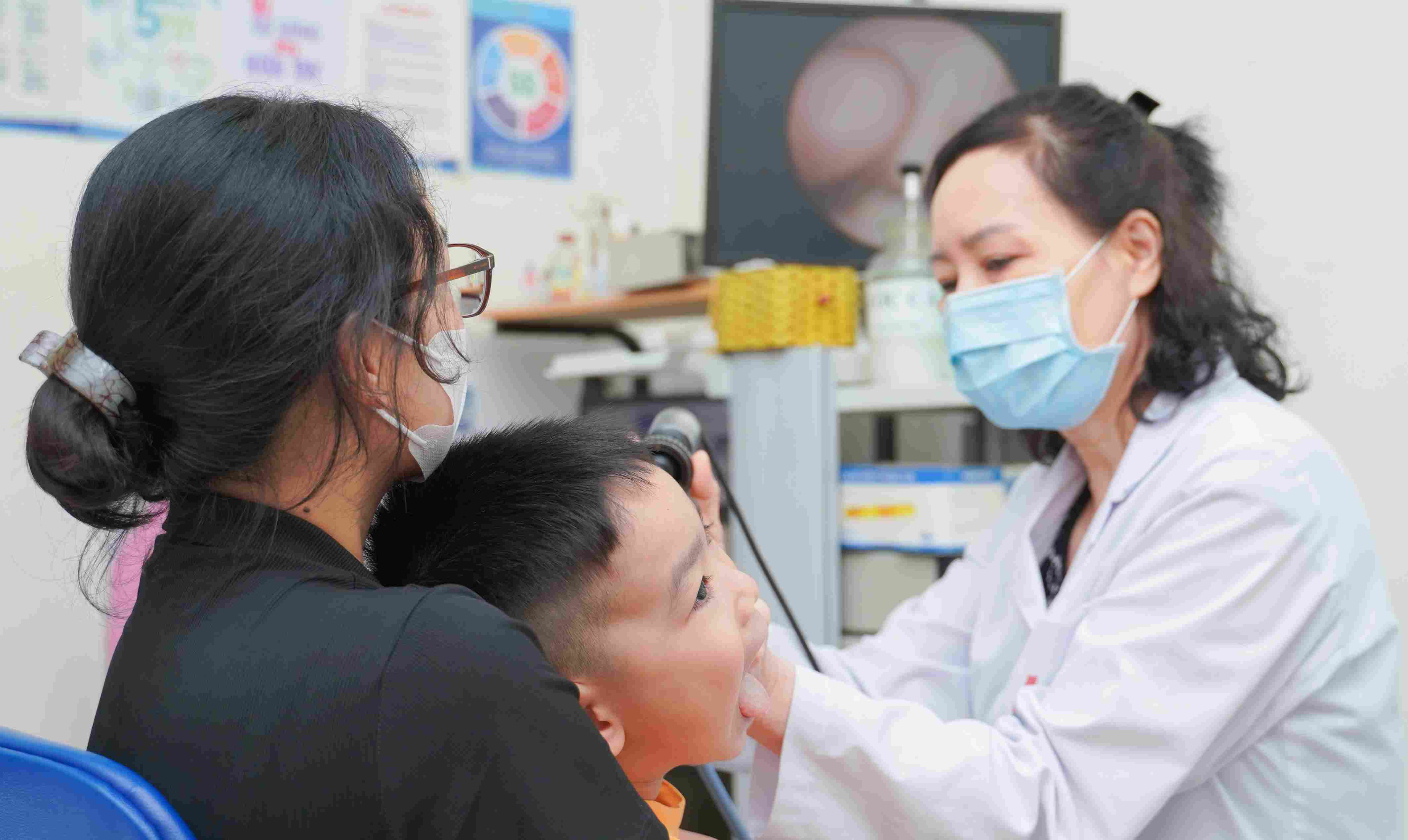 Middle ear infection silently attacks young children when the weather turns cold. Photo: Hai Pham