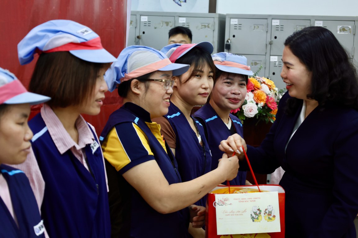 Ms. Tran Thi Van - Provincial Party Committee Member, Deputy Head of the National Assembly Delegation of Bac Ninh province presents gifts to union members and workers. Photo: Quyet Chien