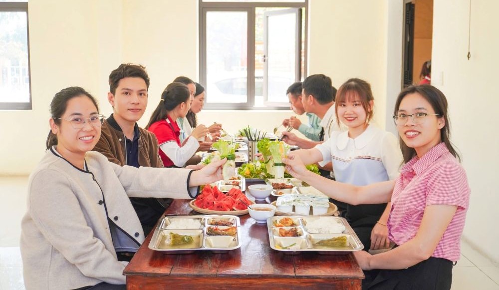 “Bữa cơm tất niên Công đoàn” tạo sự gắn kết tập thể Trung tâm Phong Nha - Kẻ Bàng. Ảnh: Công đoàn Quảng Trị.