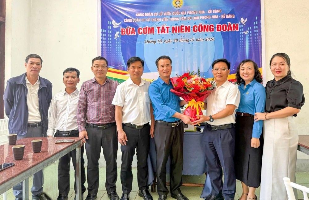 Không khí rộn ràng, ấm áp lan tỏa qua những nụ cười rạng rỡ trong chương trình “Bữa cơm tất niên Công đoàn” chào đón Tết Nguyên đán Bính Ngọ. Ảnh: Công đoàn Quảng Trị