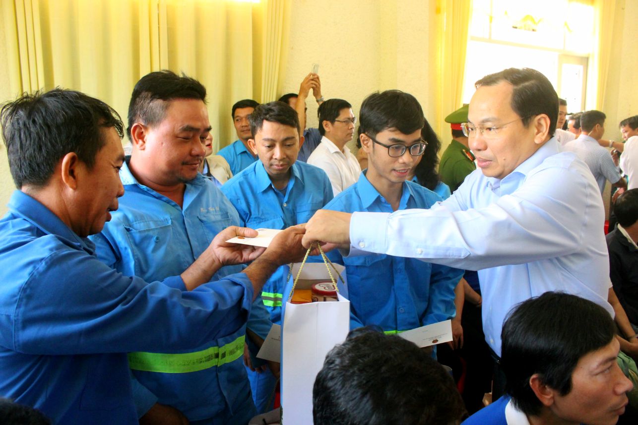 Ông Lê Quang Mạnh - Ủy viên Trung ương Đảng, Tổng Thư ký Quốc hội, Chủ nhiệm Văn phòng Quốc hội, Chánh Văn phòng Hội đồng bầu cử quốc gia trao quà Tết cho công nhân lao động. Ảnh: Thanh Mai