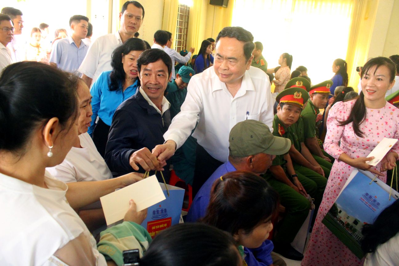 The National Assembly Chairwoman and central and local leaders brought gifts to the place and handed them directly to the recipients. Photo: Thanh Mai