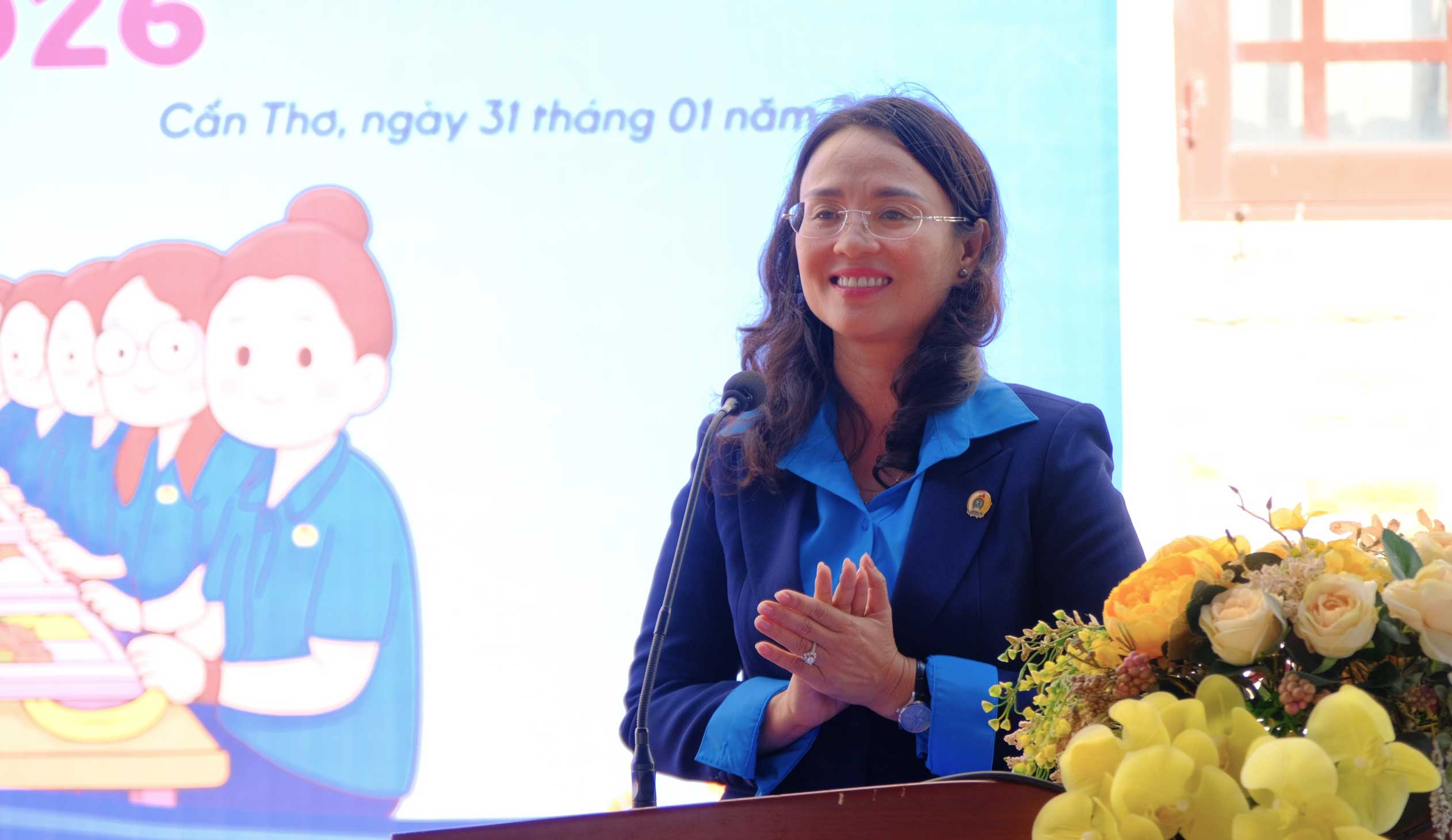 Bà Lê Thị Sương Mai - Ủy viên Ban Chấp hành Tổng LĐLĐ Việt Nam, Thành ủy viên, Phó Chủ tịch Ủy ban MTTQ Việt Nam TP, Chủ tịch LĐLĐ TP Cần Thơ - phát biểu. Ảnh: Mỹ Ly