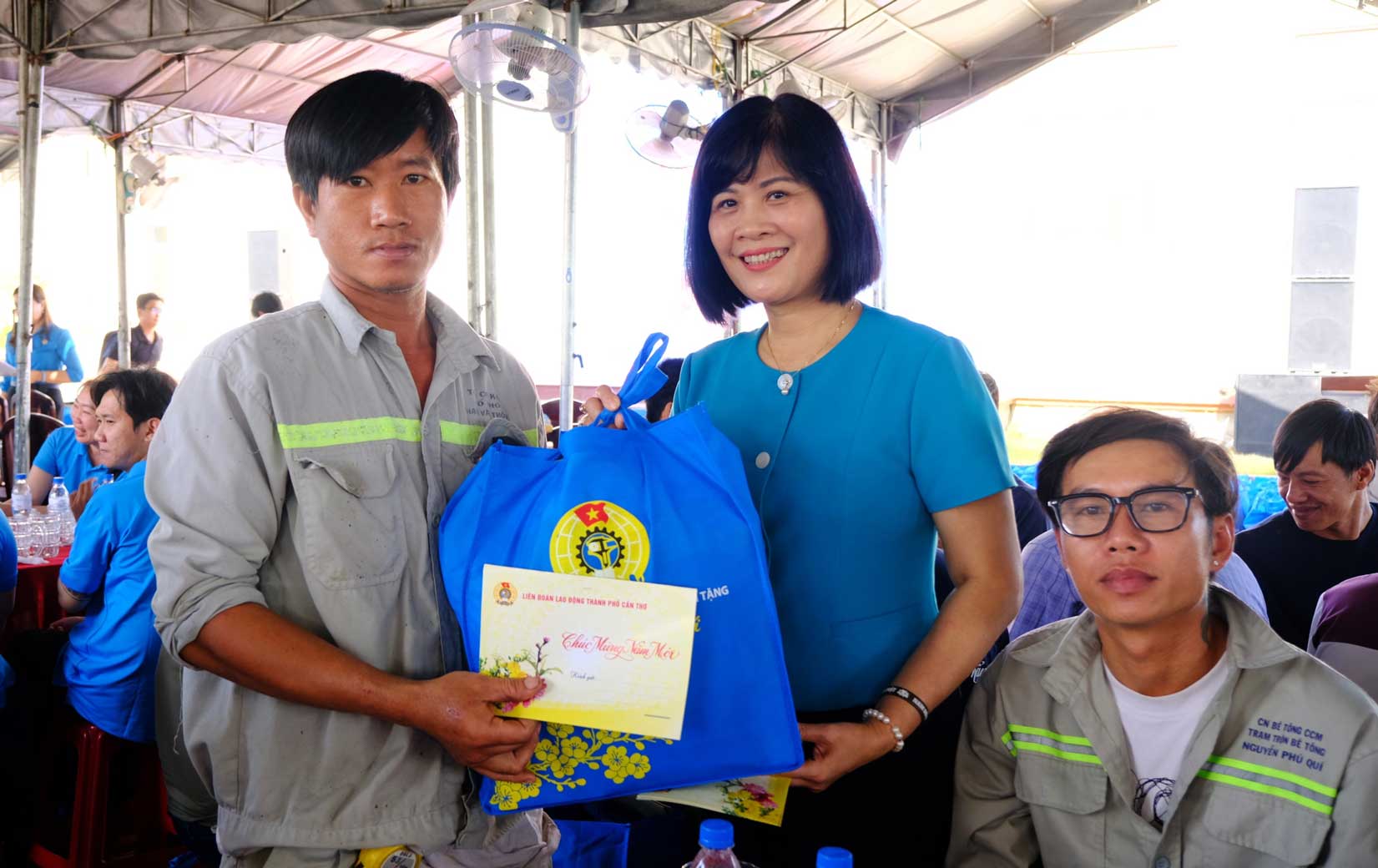 Bà Đỗ Hồng Vân – Ủy viên Đoàn chủ tịch, Phó Trưởng ban Quan hệ lao động Tổng LĐLĐ Việt Nam - trao quà cho công nhân. Ảnh: Mỹ Ly