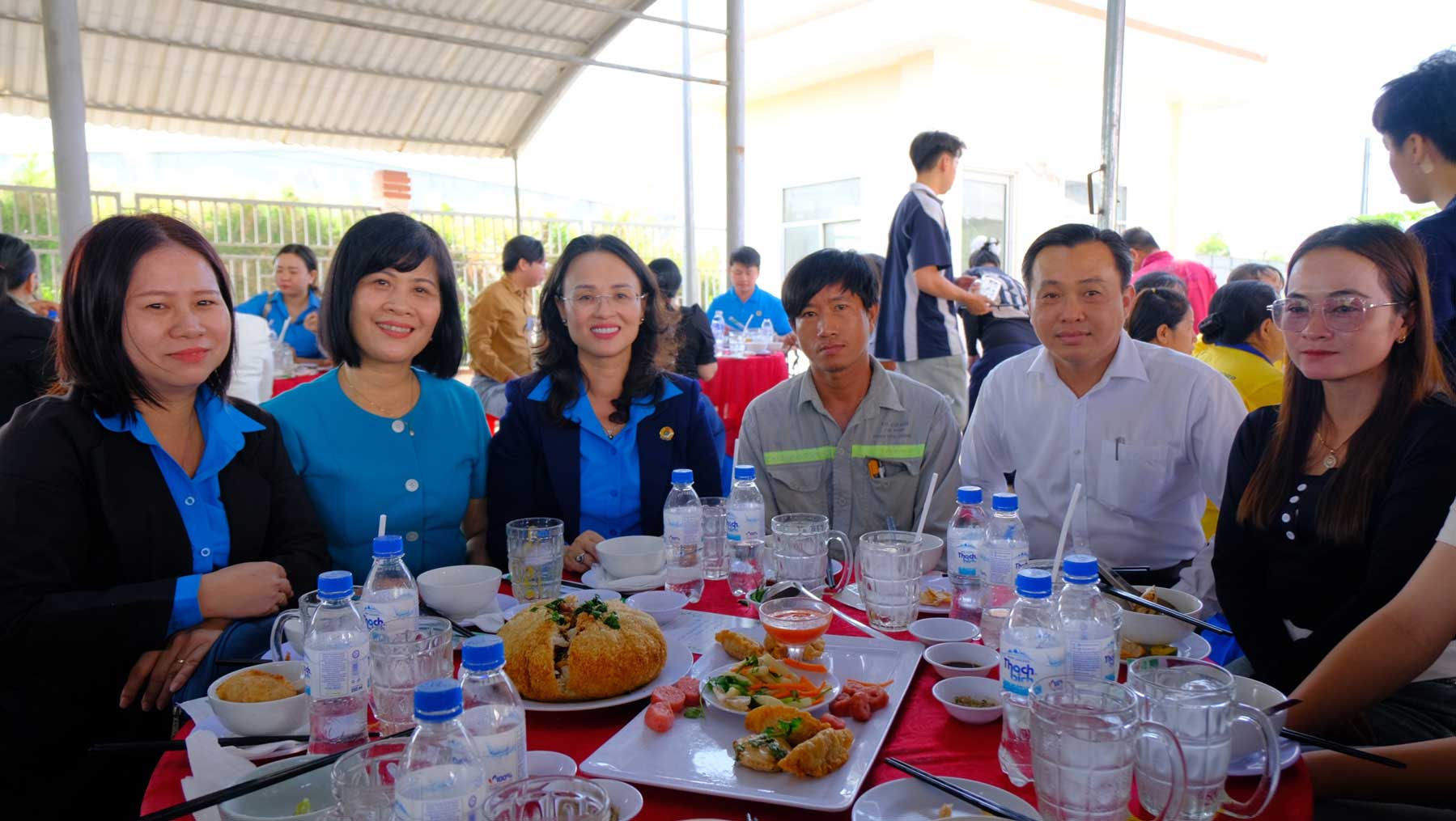 Bữa cơm tất niên Công đoàn . Ảnh: Mỹ Ly