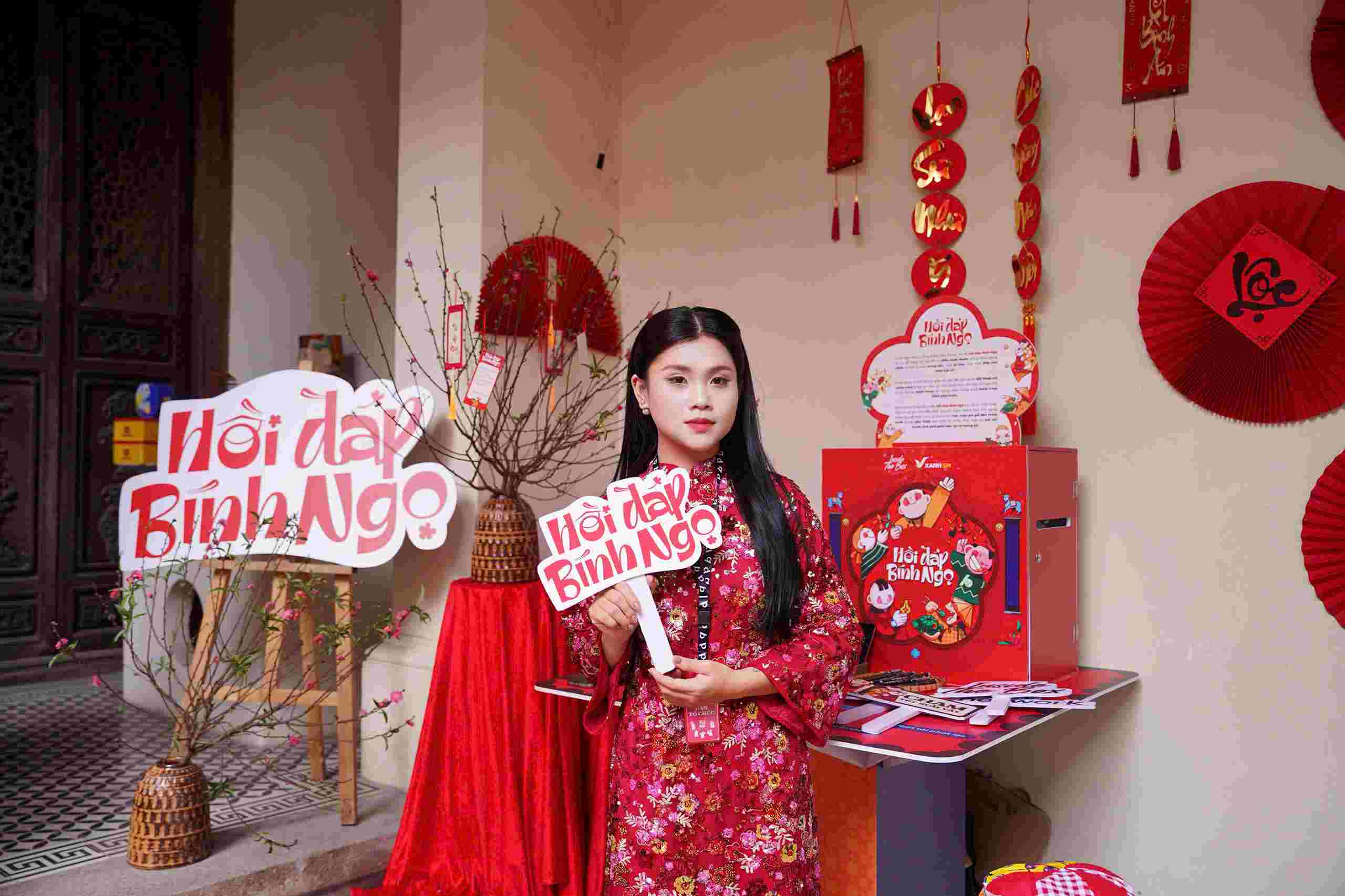 Phương Anh bày tỏ niềm vui khi được kết nối du khách tại sự kiện, qua đó góp phần lan tỏa tinh thần Tết truyền thống bằng những trải nghiệm gần gũi và đầy sáng tạo. Ảnh: NVCC