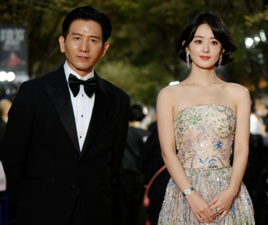 Triệu Lệ Dĩnh và đạo diễn Triệu Đức Dận trên thảm đỏ. Ảnh Xinhua