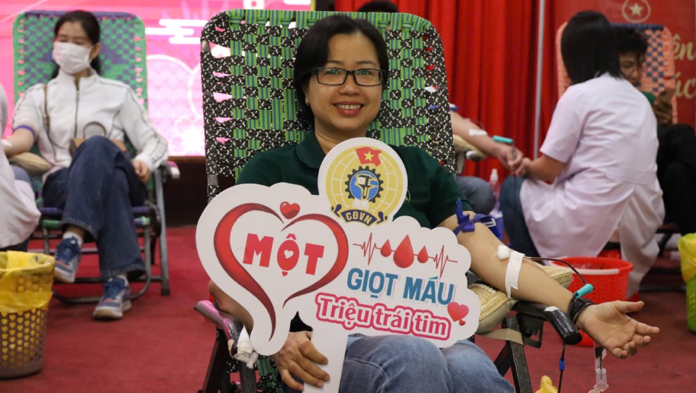 CIC 그룹 주식회사 노동조합원인 쩐티응옥한 씨는 16번 헌혈에 참여했습니다. 사진: 회사 노동조합