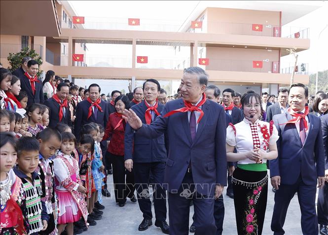 General Secretary To Lam and the Central Working Delegation with teachers and students of Si Pa Phin Inter-level Boarding Primary and Secondary School. Photo: Thong Nhat/VNA