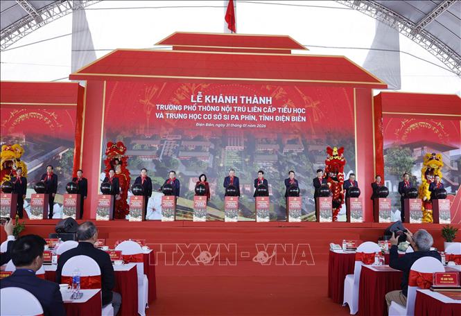 Tổng Bí thư Tô Lâm và Đoàn công tác của Trung ương thực hiện nghi thức khánh thành Trường Phổ thông Nội trú liên cấp Tiểu học và THCS Si Pa Phìn. Ảnh: Thống Nhất/TTXVN