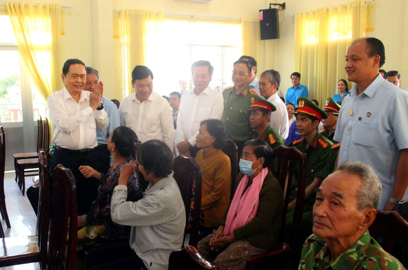 Chủ tịch Quốc hội Trần Thanh Mẫn dẫn đầu đoàn công tác Trung ương đến kiểm tra, giám sát công tác chuẩn bị bầu cử Quốc hội và HĐND các cấp tại Điểm bầu cử thuộc địa bàn xã Ba Sao, tỉnh Đồng Tháp. Ảnh: Thanh Mai