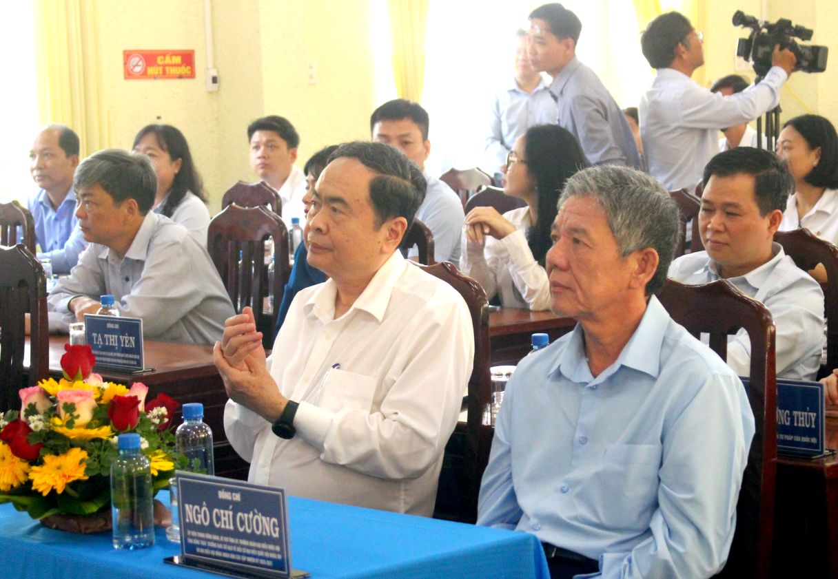 Chủ tịch Quốc hội Trần Thanh Mẫn (trái ảnh) và Bí thư Tỉnh ủy Đồng Tháp Ngô Chí Cường. Ảnh: Thanh Mai