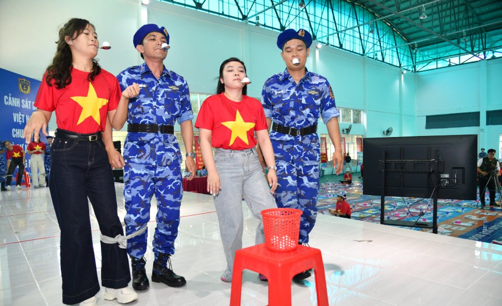 Cán bộ Bộ Tư lệnh Vùng Cảnh sát biển 4 và các giáo viên thực hiện phần thi giải cứu. Ảnh: Đức Thái