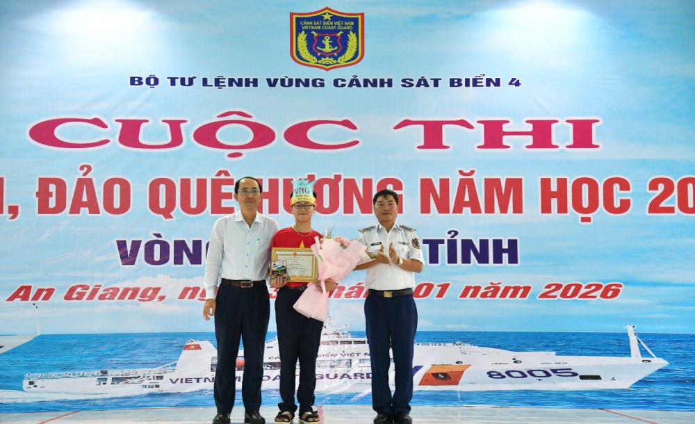 Trao giải nhất cho Em Phạm Khánh Duy, học sinh lớp 9/5, Trường THCS Võ Nguyễn Giáp. Ảnh: Đức Thái