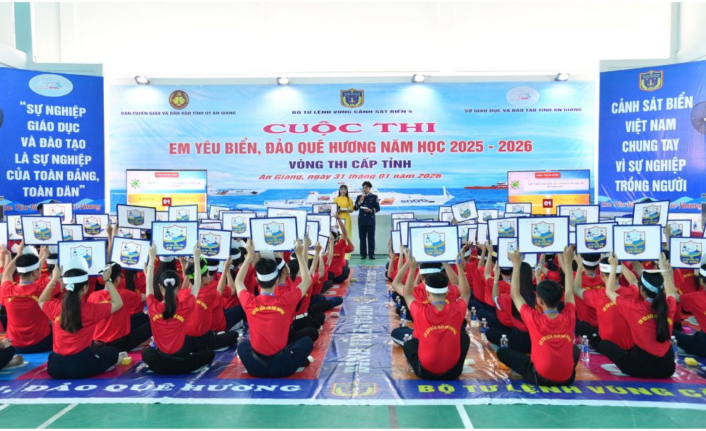 Students enthusiastically compete in the provincial-level round of the "I love the sea and islands of my homeland" contest in An Giang province. Photo: Duc Thai
