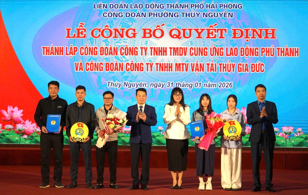 Représentant des dirigeants de la Fédération du travail de la ville de Hai Phong remettant la décision de création du syndicat de base. Photo: Mai Dung