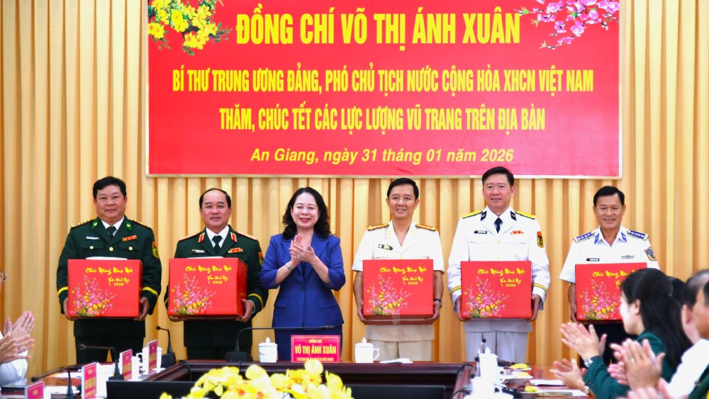 Phó Chủ tịch nước Võ Thị Ánh Xuân trao quà cho các đơn vị lực lượng vũ trang đứng chân trên địa bàn tỉnh An Giang. Ảnh: Phương Vũ