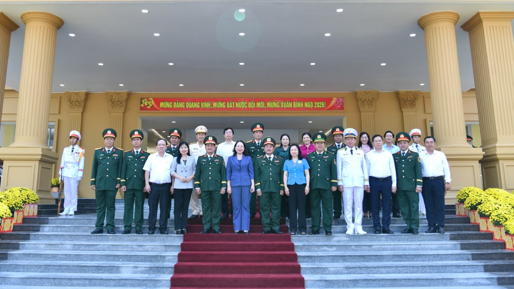 Phó Chủ tịch nước Võ Thị Ánh Xuân và đoàn công tác chụp ảnh lưu niệm cùng các đại biểu. Ảnh: Phương Vũ